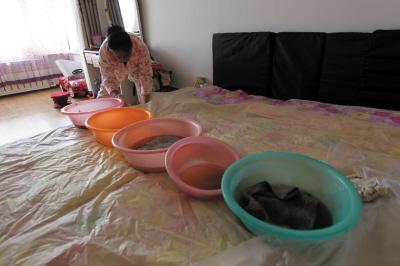 陆良楼上漏水，住户失联，小区没物管，业主维权难！律师来支招……
